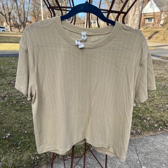 Lululemon swingy top, small holes for ventilation, for work(out) or play - Picture 1 of 5